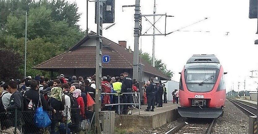 Aufbruch-ins-Ungewisse-Als-Tausende-Fl-chtlinge-Nickelsdorf-st-rmten