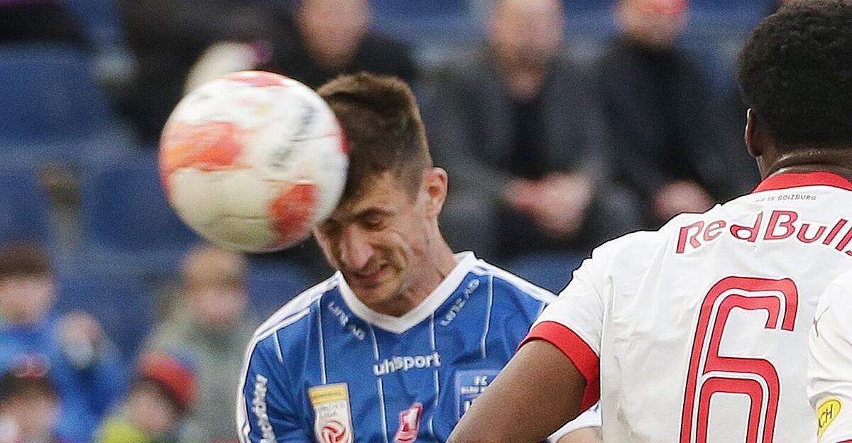 L-ngstdienender-Blau-Wei-Kicker-vor-dem-Abgang