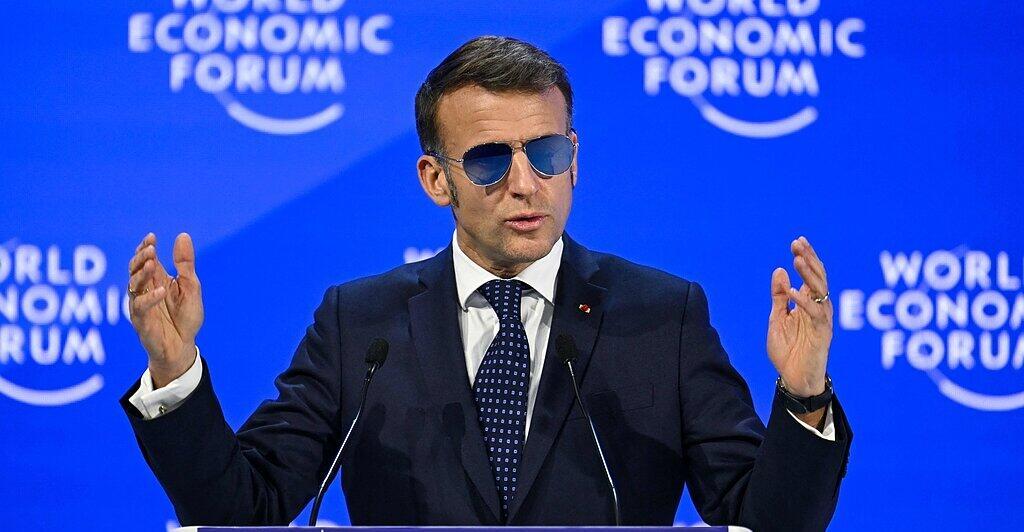 Warum-Macron-pl-tzlich-eine-Sonnenbrille-am-Rednerpult-tr-gt