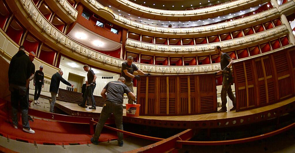 wiener-oper-verwandelt-sich-wieder-in-prachtvollen-ballsaal