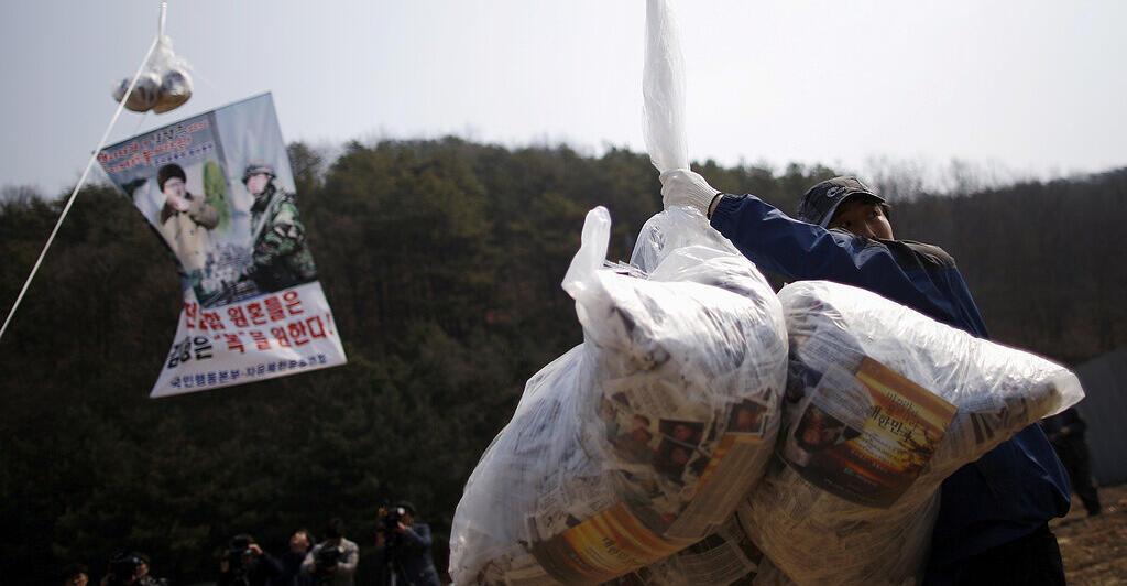 La Corée du Nord envoie à nouveau des ballons poubelles présumés à travers la frontière