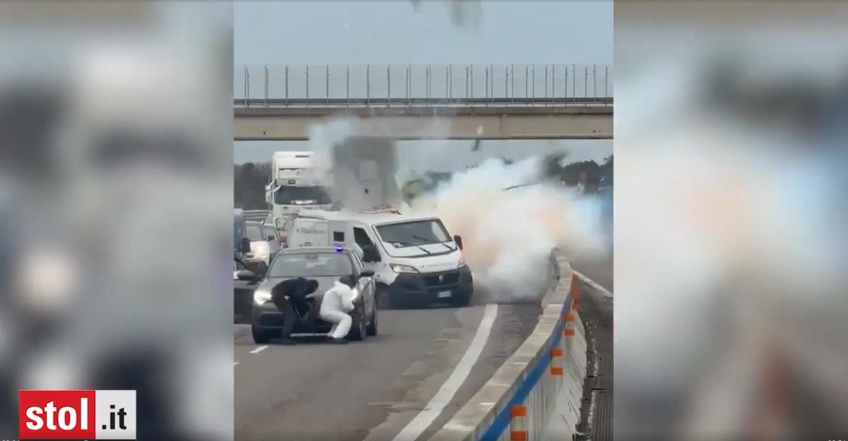 Mit-Sturmgewehren-bewaffnete-R-uber-berfielen-Geldtransporter-in-Italien