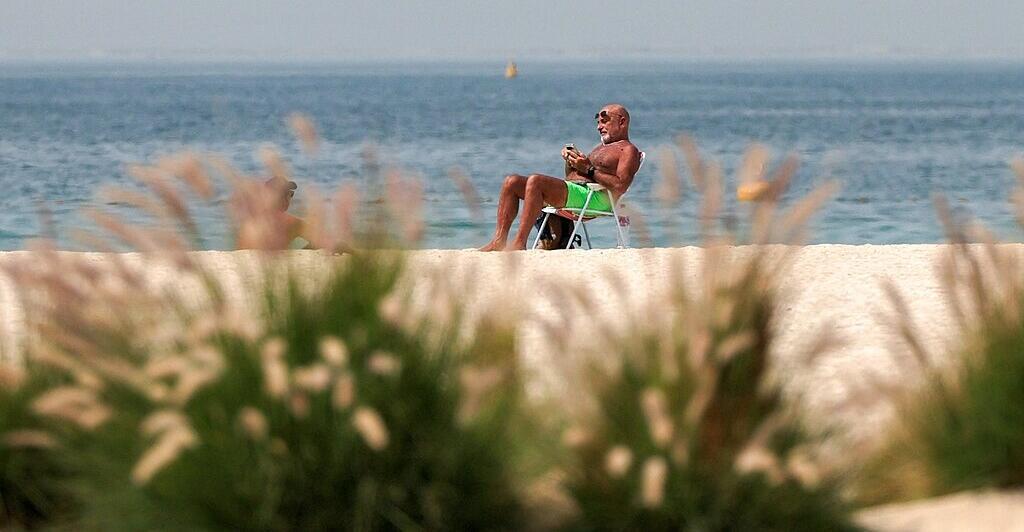 -sterreicher-in-Dubai-Du-trinkst-dein-Bierchen-und-h-rst-alle-Minuten-bumm-