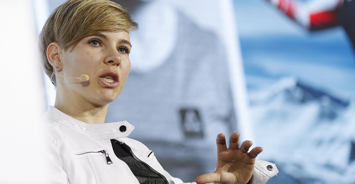 Ein-Hin-und-Her-Jetzt-st-rken-zwei-Damen-dem-umstrittenen-Ski-Coach-Assinger-den-R-cken