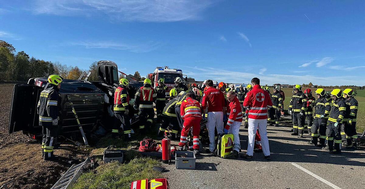 Innviertler-61-nach-Unfall-in-Moosbach-aus-Wrack-gerettet