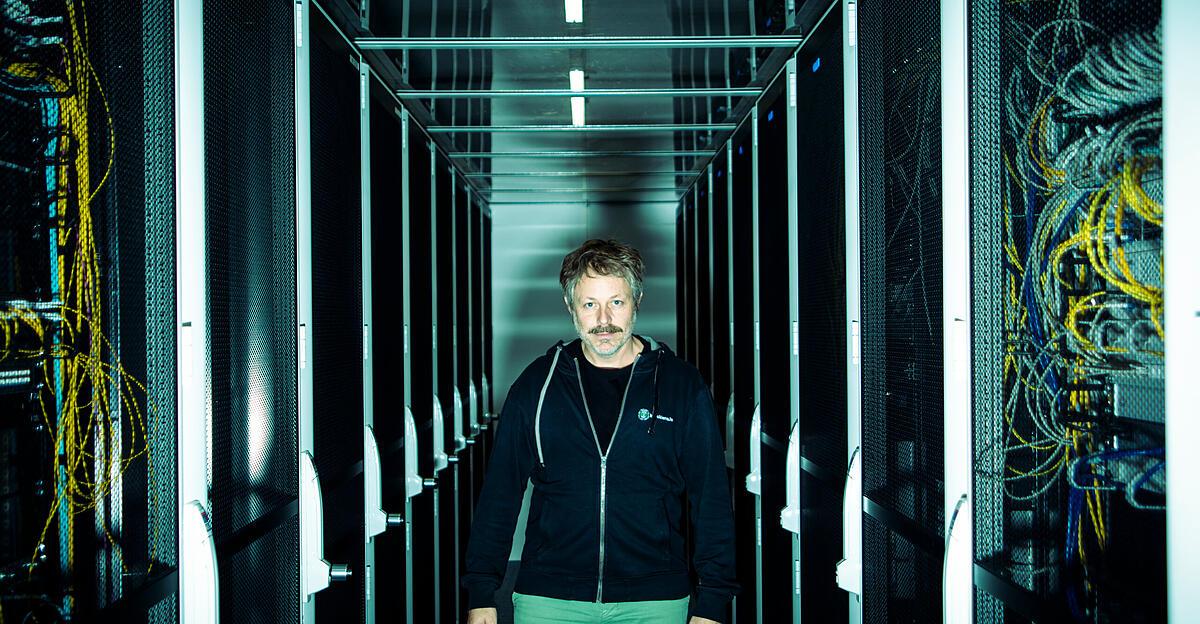 Cybersicherheit-Wenn-IT-Sicherheitstechniker-mit-Hackern-im-Darknet-kommunizieren