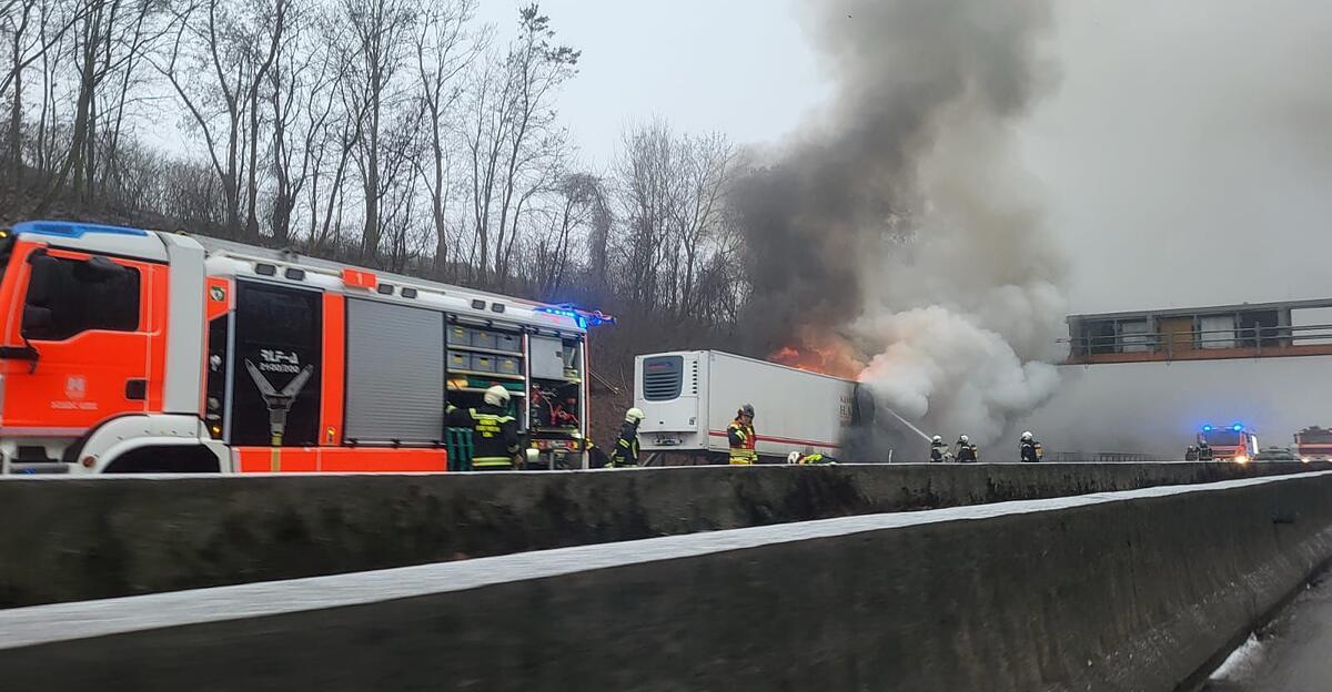 lkw-ging-bei-knoten-linz-in-flammen-auf-a1-teilweise-gesperrt