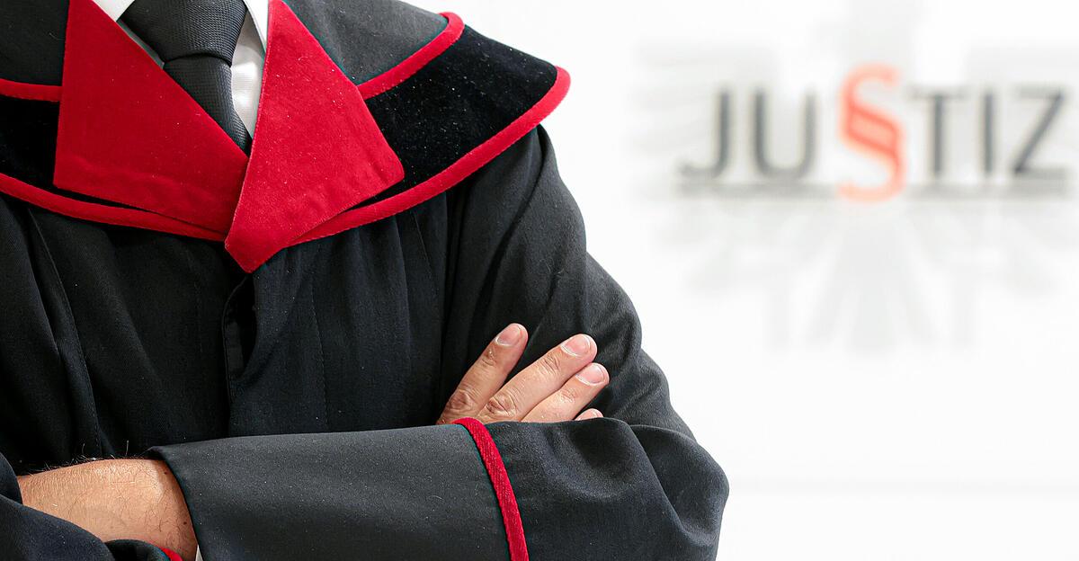 Schal-eines-Ausw-rtsfans-gezupft-6-Monate-bedingt-f-r-LASK-Anh-nger