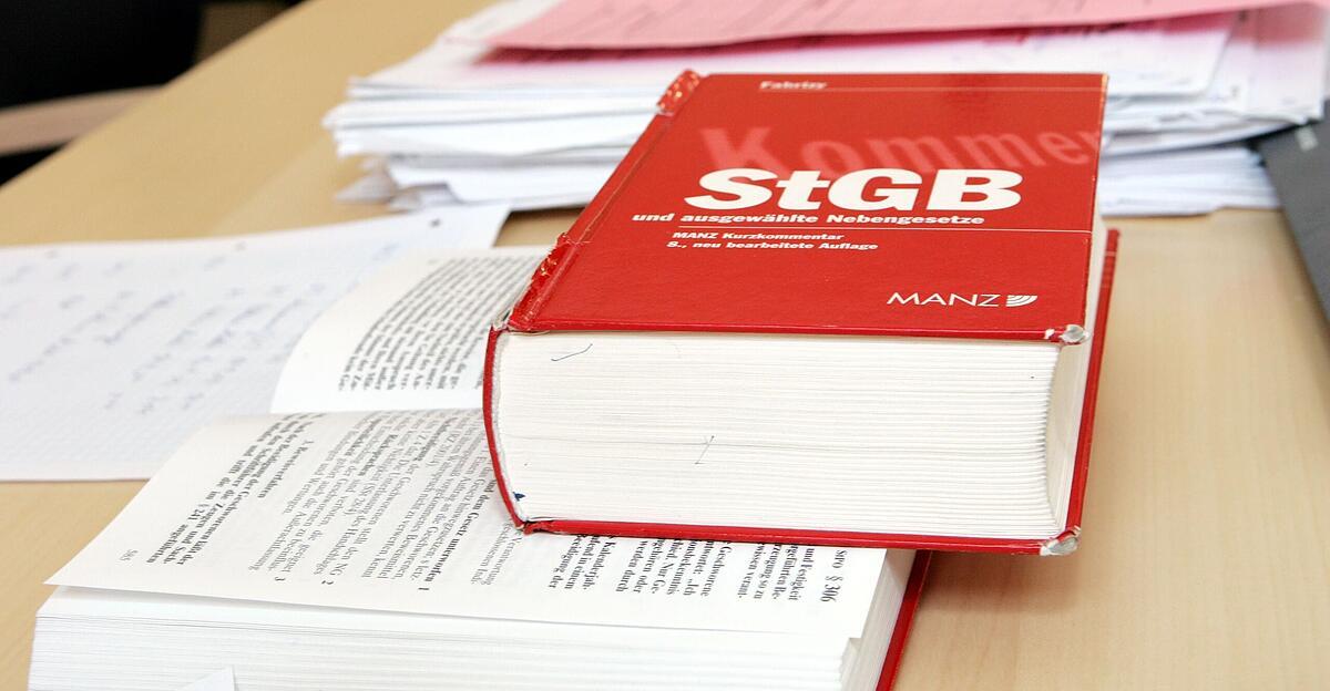 Friseur-schlug-Gesch-ftspartner-mit-Rasierapparat-halb-blind