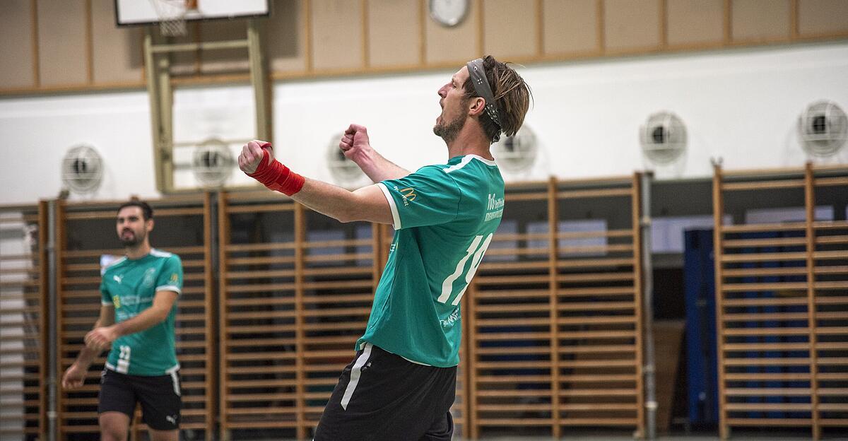 Nu-bach-wurde-die-wei-e-Weste-ausgezogen-Kremsm-nster-feierte-den-ersten-Sieg