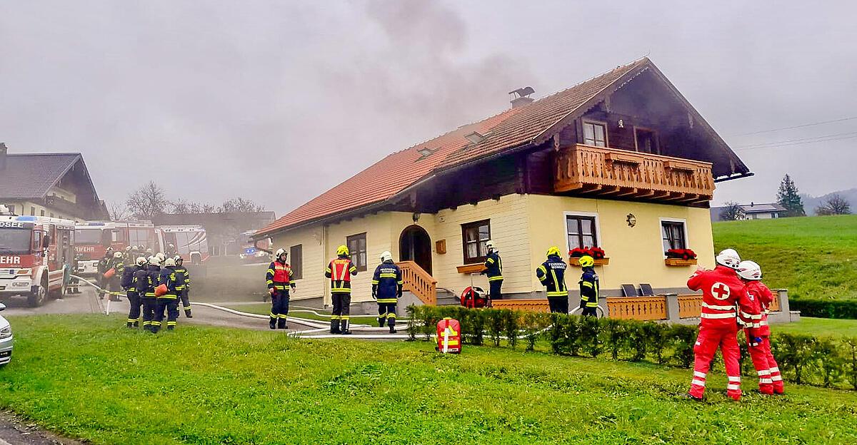 m-lleimer-brannte-in-k-che-feuerwehreinsatz-in-hof-bei-mondsee