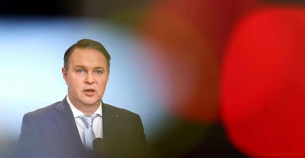 -kahlschlagprogramm-babler-warnt-vor-schwarz-blau