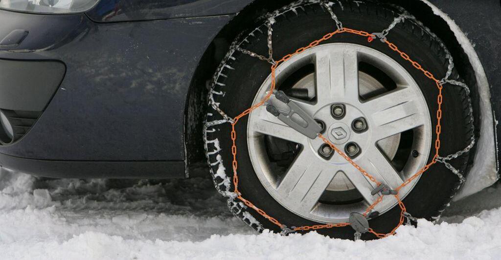 Mit-Sportwagen-und-Sommerreifen-am-Arlberg-unterwegs-3-Verletzte-nach-Unfall