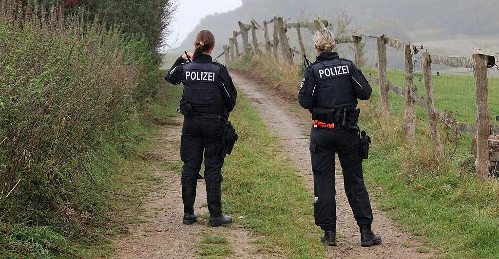 Suche-nach-Vermisstem-Buben-in-Deutschland-Kinderleiche-gefunden