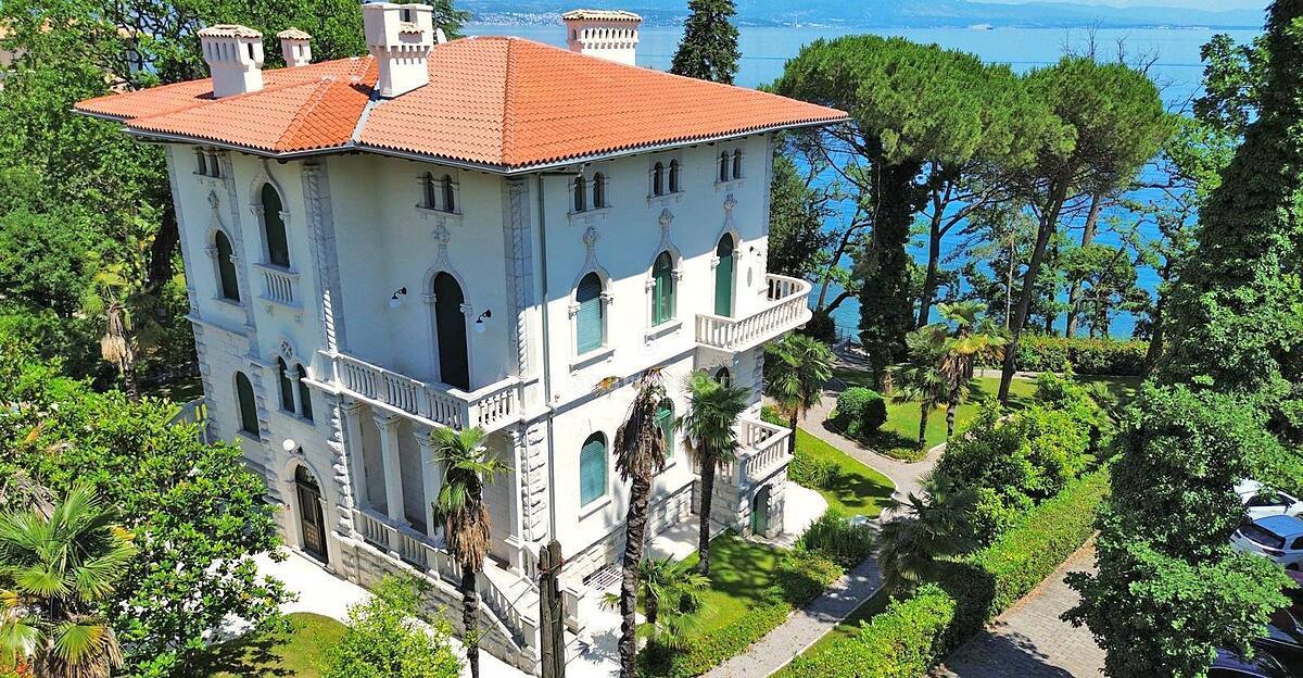 Historische-Luxusvilla-am-Meer-sucht-K-ufer