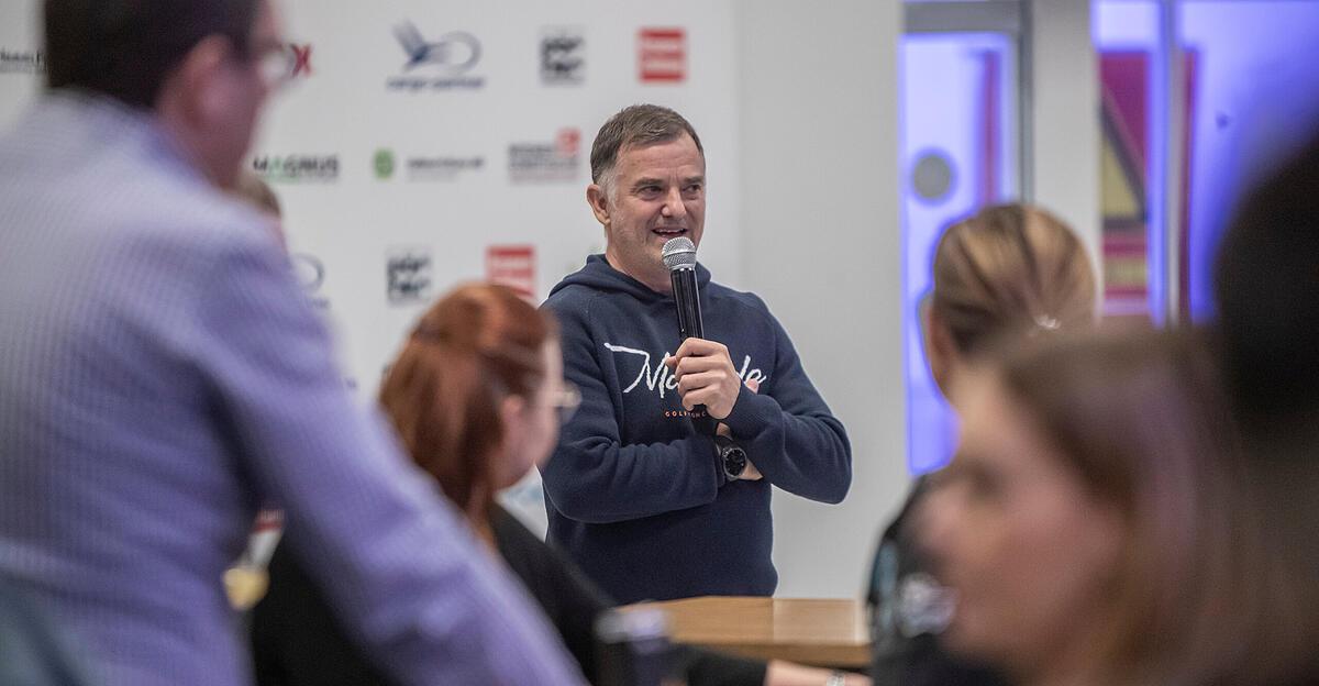 Black-Wings-lie-en-ihre-stillen-Helden-hochleben