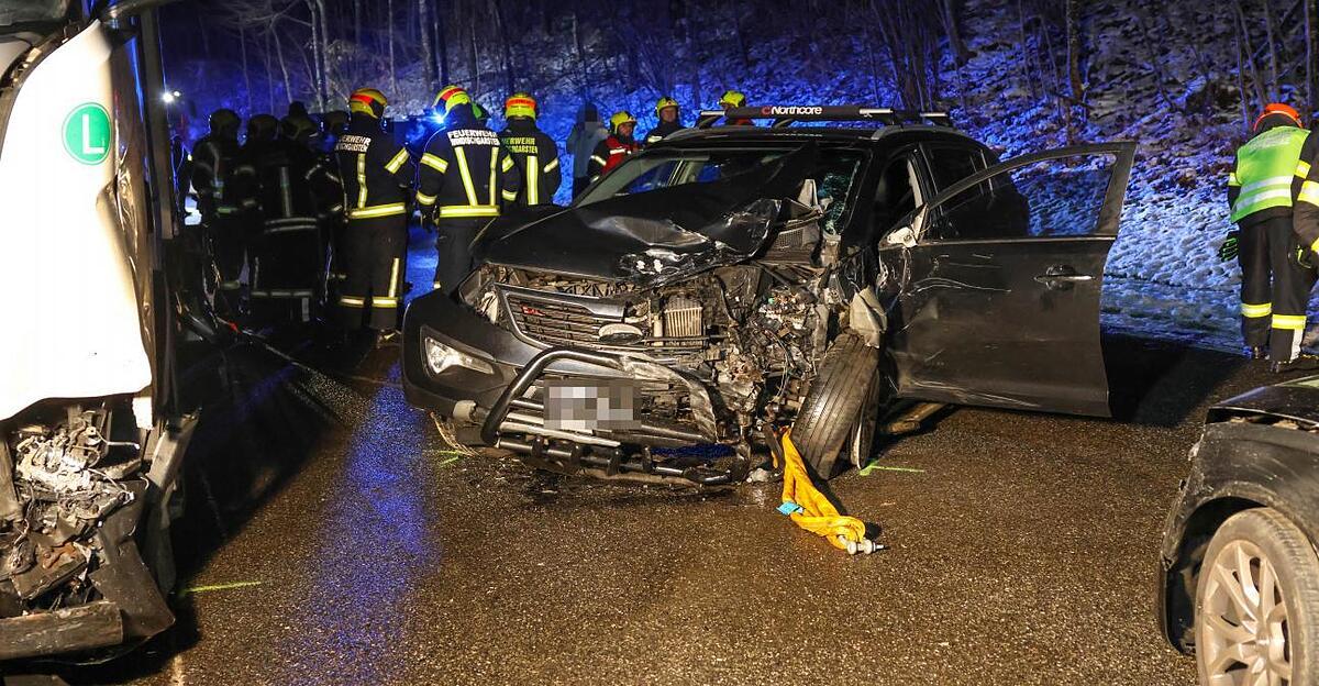 Schwerer-Lkw-Unfall-auf-der-B138-bei-St-Pankraz-in-den-Morgenstunden