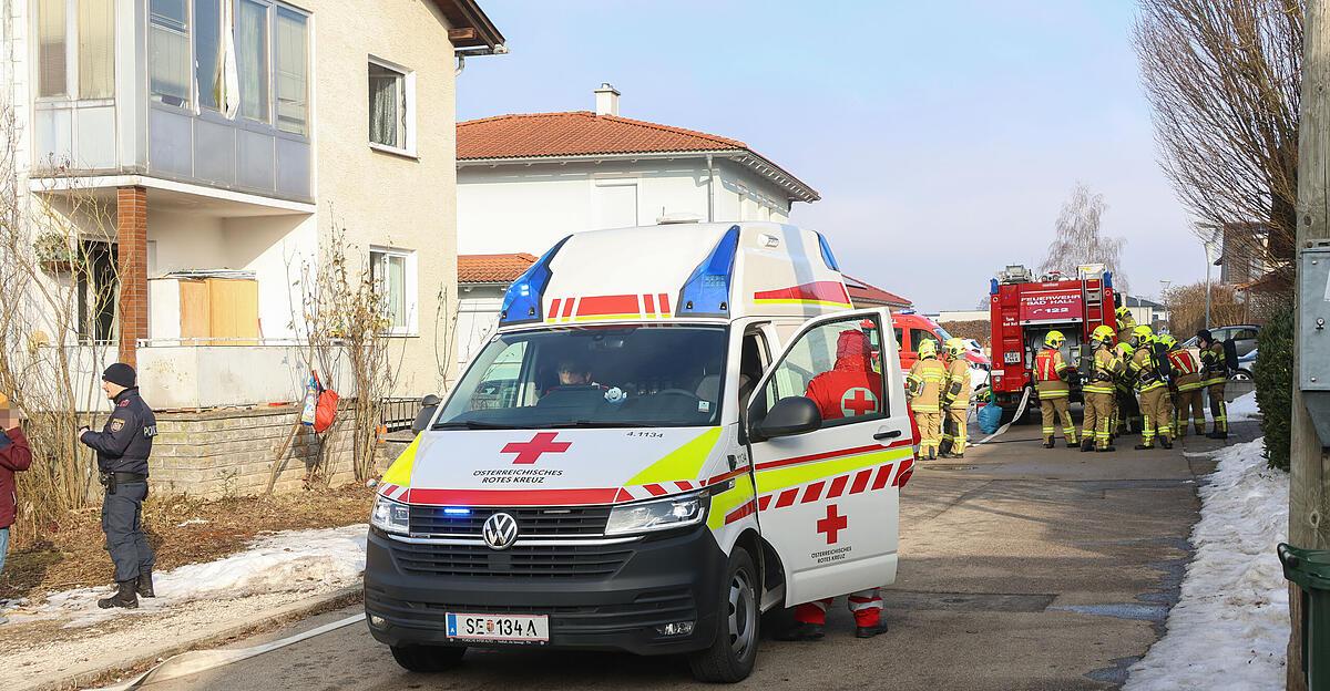 Ausgedehnter-Zimmerbrand-in-Bad-Hall-Frau-ber-Balkon-gerettet