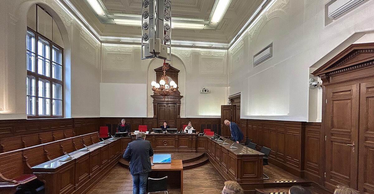 Muslima-attackiert-und-Wurst-in-den-Mund-geschoben-66-J-hriger-verurteilt