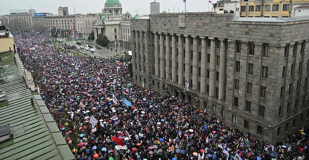 hunderttausende-str-men-in-belgrad-zu-protest-gegen-vucic