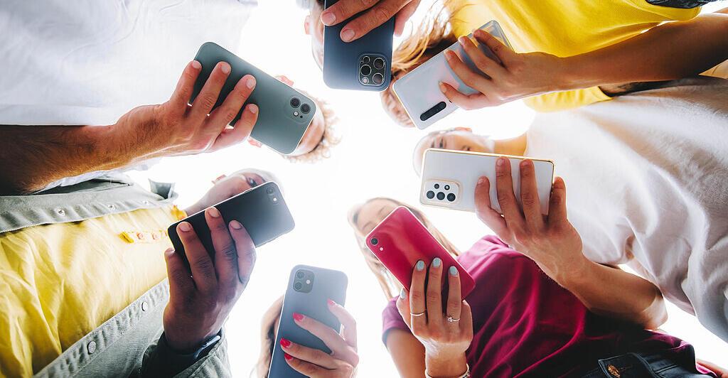 -sterreicher-k-nnten-eher-aufs-Smartphone-verzichten-als-auf-Freunde-oder-S-es