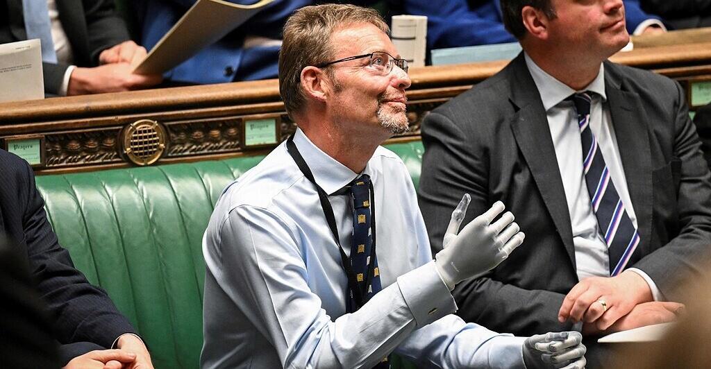 Bras et jambes amputés : un député britannique de retour au Parlement