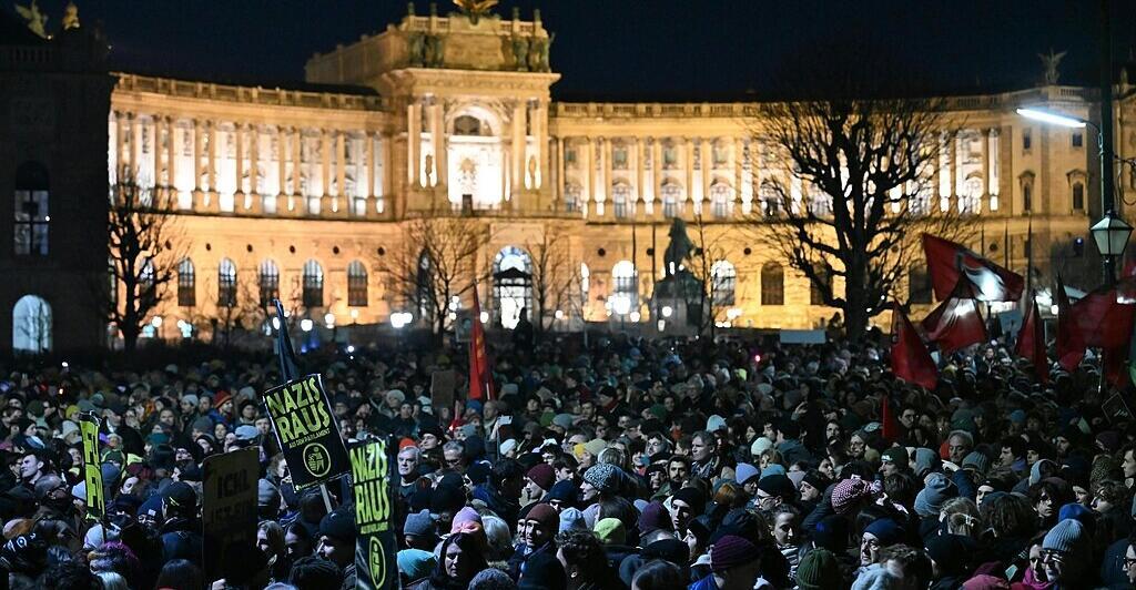 tausende-bei-demo-gegen-regierung-mit-fp-beteiligung