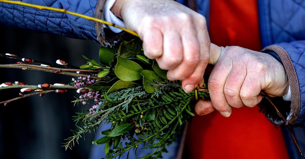Anleitung mit Video: Wie binde ich einen Palmbuschen?