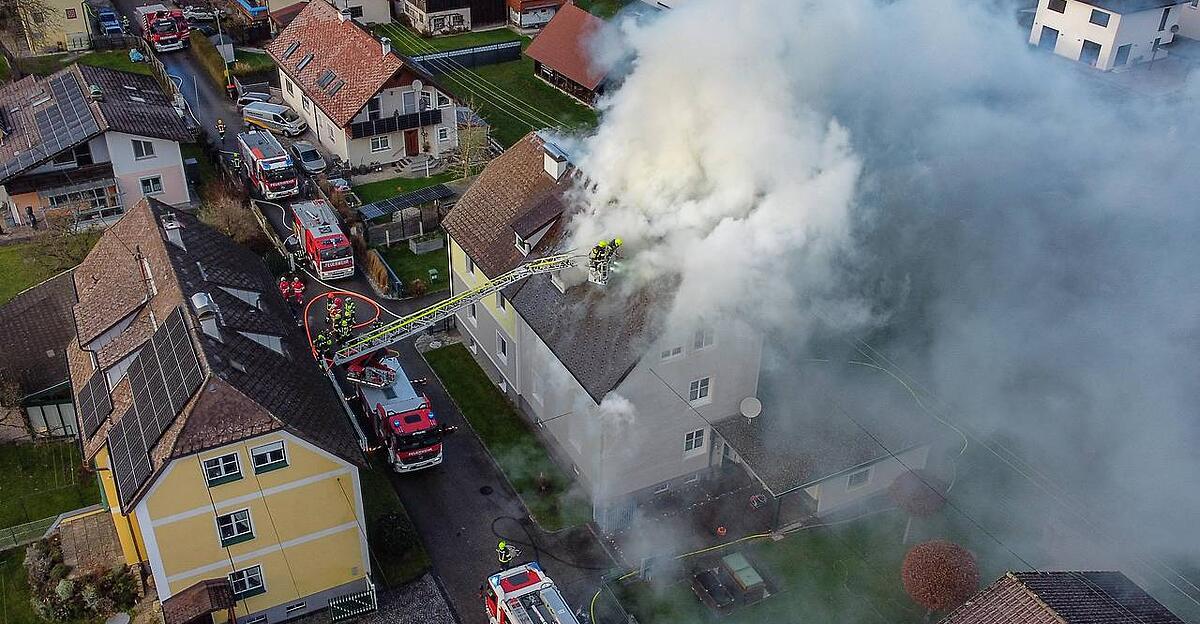 100-Feuerwehrleute-bei-Dachbrand-in-Attnang-Puchheim-im-Einsatz-Kurzschluss-als-Ursache