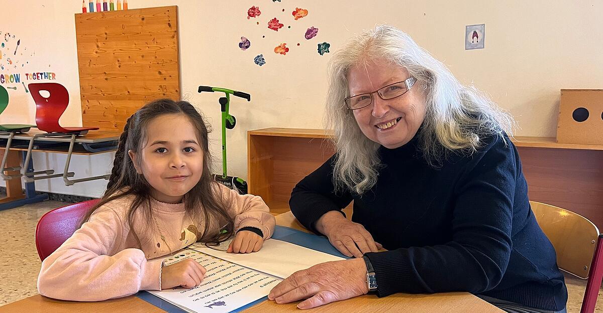 Einmal-w-chentlich-kommt-die-Lese-Oma-in-die-Volksschule-Ohlsdorf