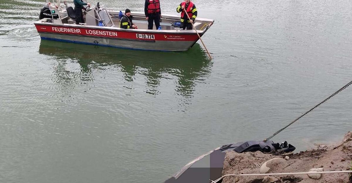 Aufwendiger-Einsatz-Motorboot-in-der-Enns-geborgen