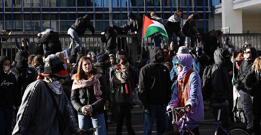 Angriff-auf-Redaktion-der-italienischen-Tageszeitung-La-Stampa-