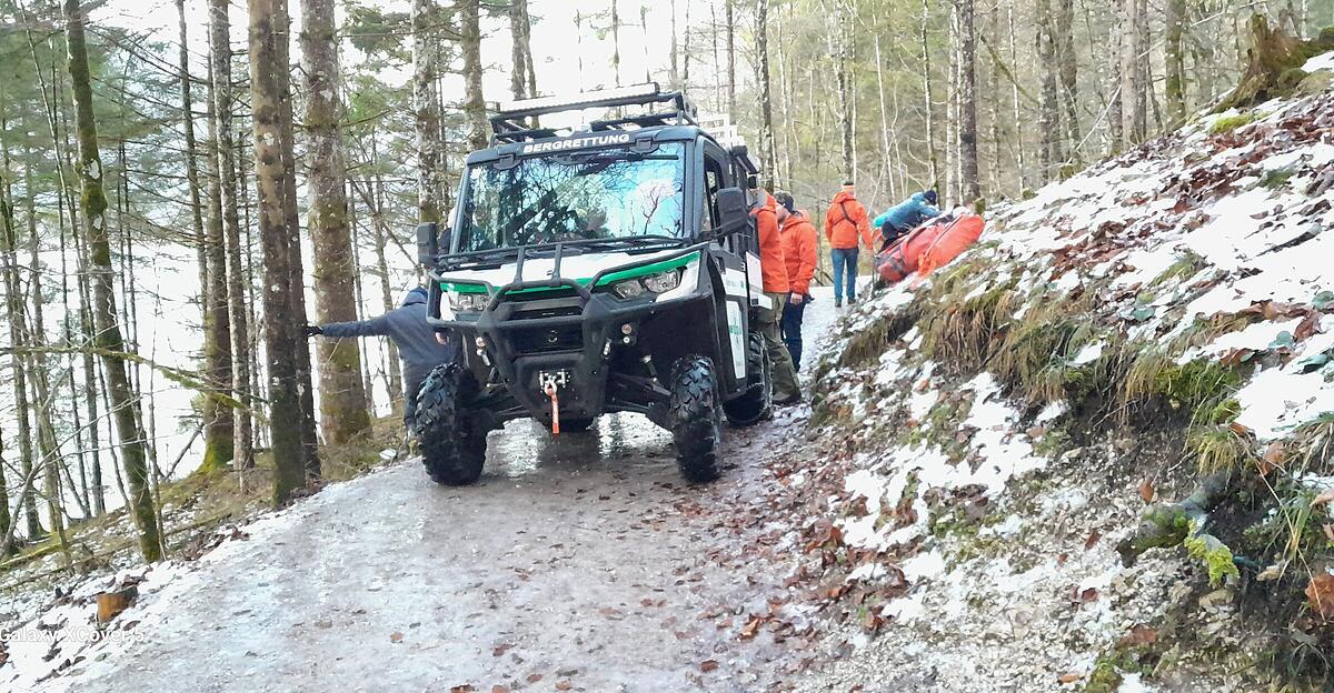 wanderin-bei-sturz-auf-spiegelglattem-weg-am-almsee-verletzt