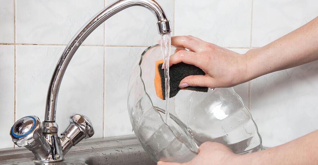 Abwasch-per-Hand-setzt-tonnenweise-Mikroplastik-frei