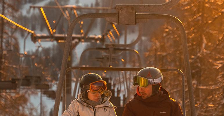 Auf-dem-Sessellift-auf-das-Frauenkar-werden-auch-Skifahrer-verkuppelt