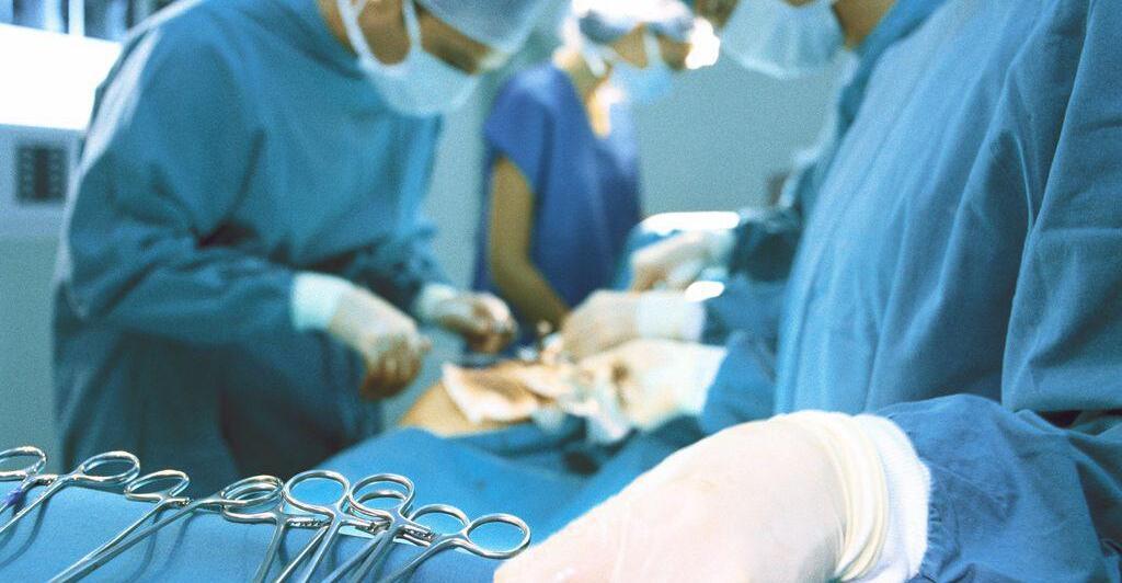 -rzte-verga-en-in-Neapel-chirurgische-Klemme-in-Bauchraum-von-Patientin
