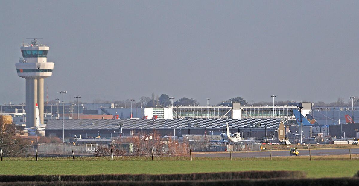 bahnhof-und-flughafen-abgeriegelt-verd-chtige-pakete-halten-scotland-yard-in-atem