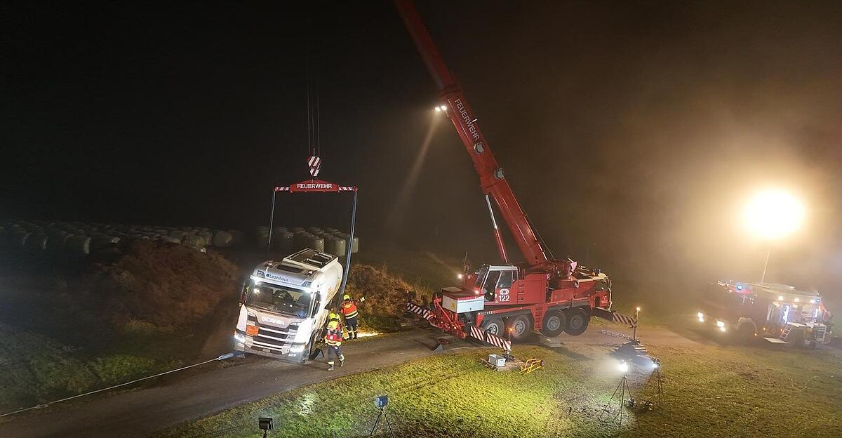 tankwagen-droht-im-pechgraben-abzurutschen-feuerwehr-war-5-stunden-im-einsatz