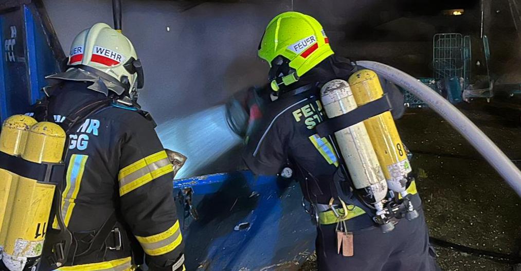 Les pompiers harcelés lors de l’incendie d’un conteneur devant un centre pour demandeurs d’asile – la police ne voit aucune menace