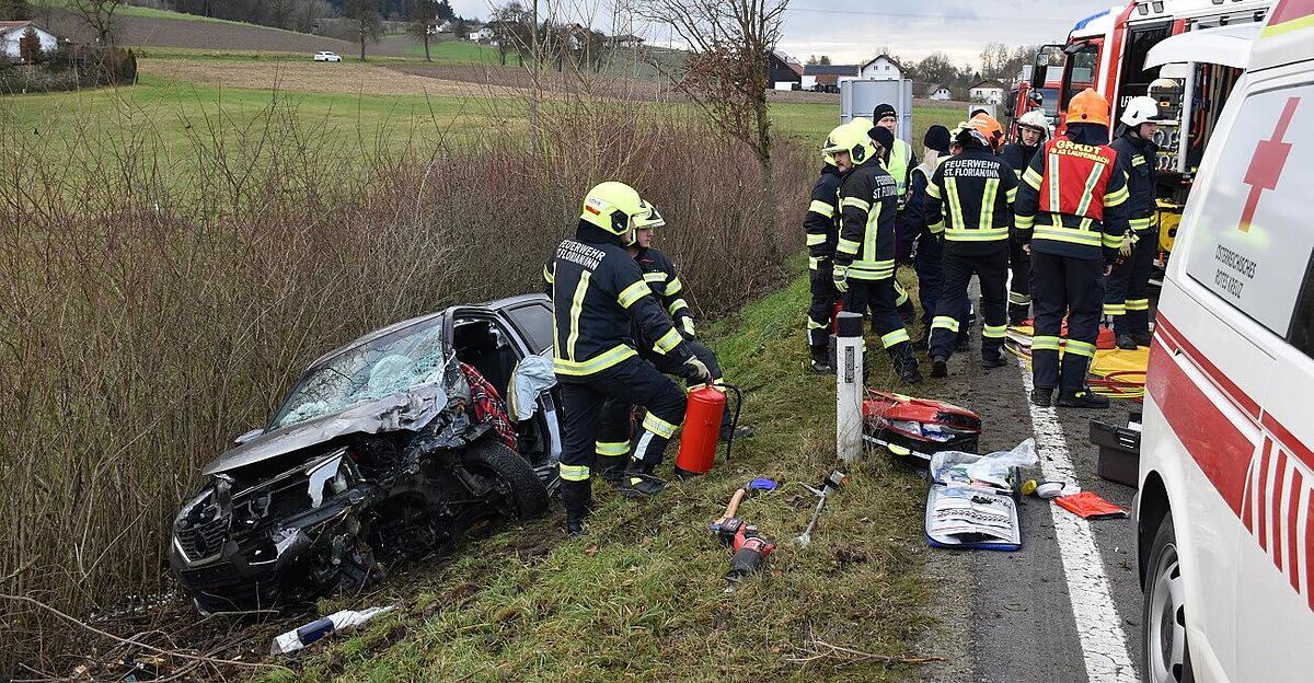 unfall-in-st-florian-am-inn-lenkerin-eingeklemmt