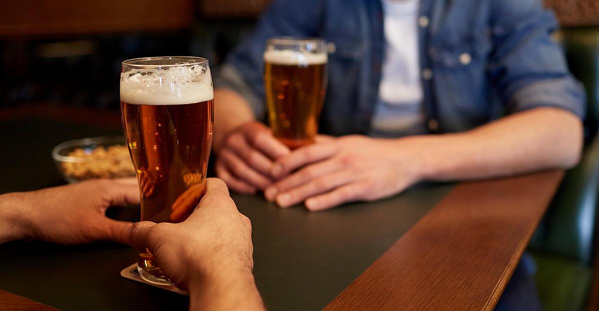 Wer regelmäßig Alkohol trinkt, hat ein höheres Risiko für di