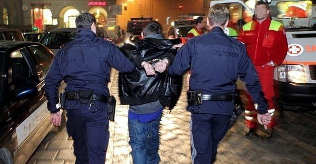 Zugbegleiter-mit-Messer-bedroht-3-Schwarzfahrer-in-V-cklabruck-gestoppt