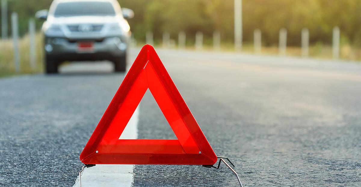 Un chauffeur de camion (44 ans) a négligé une camionnette garée sur l’A8 – 2 blessés