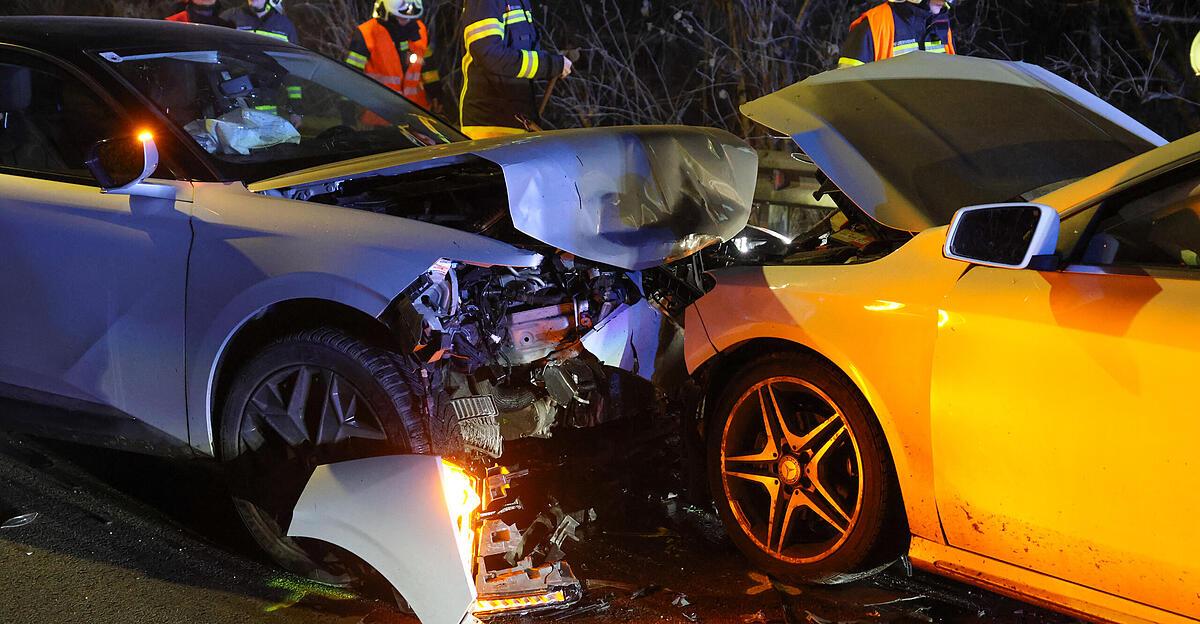 Schwerer-Unfall-in-Thalheim-bei-Wels-64-J-hriger-und-20-J-hrige-stie-en-frontal-zusammen