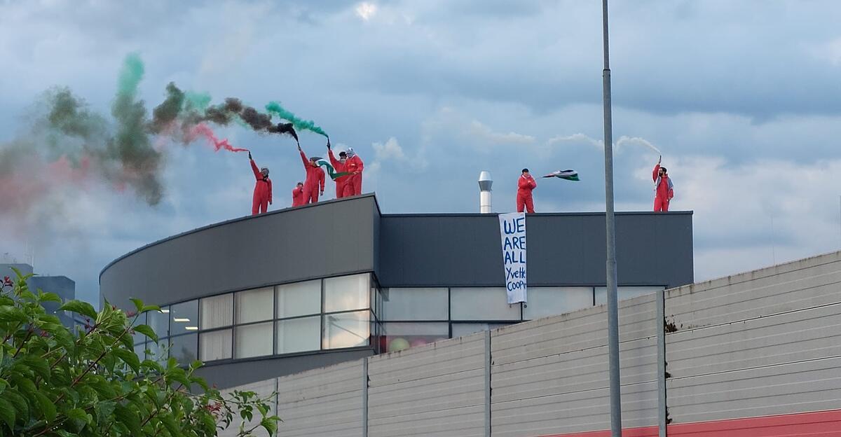 Pal-stina-Aktivisten-kletterten-auf-Firmendach-Protestaktion-bei-BRP-Rotax-in-Gunskirchen