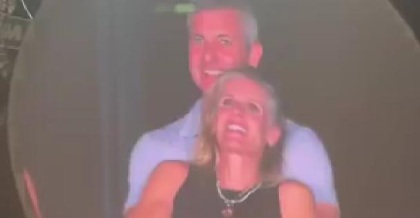 Tech-CEO-mit-Aff-re-auf-Coldplay-Konzert-Kiss-Cam-Szene-geht-viral