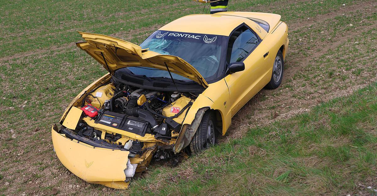 Pontiac-Firebird-Unfall-mit-seltenem-US-Oldtimer-in-Wei-kirchen-an-der-Traun