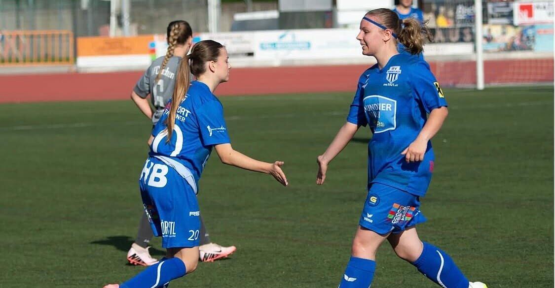 Gmundens-Fu-ballerinnen-Senkrechtstart-am-Traunsee