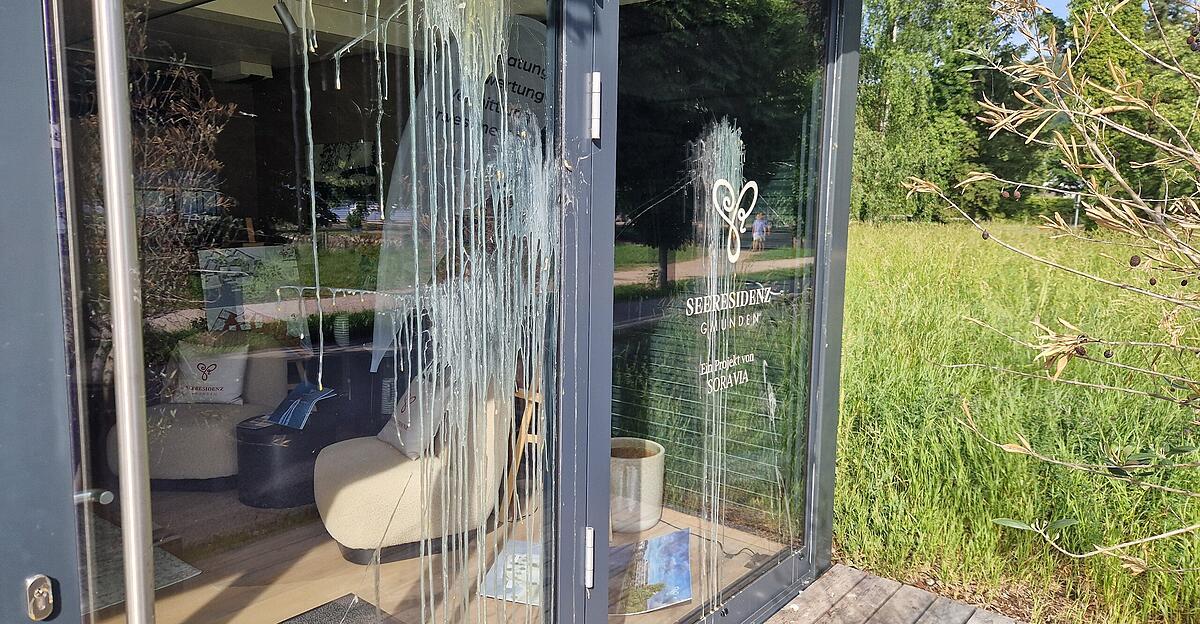 "See-Abschaum": Soravia-Gebäude in Gmunden mit Eiern beworfe