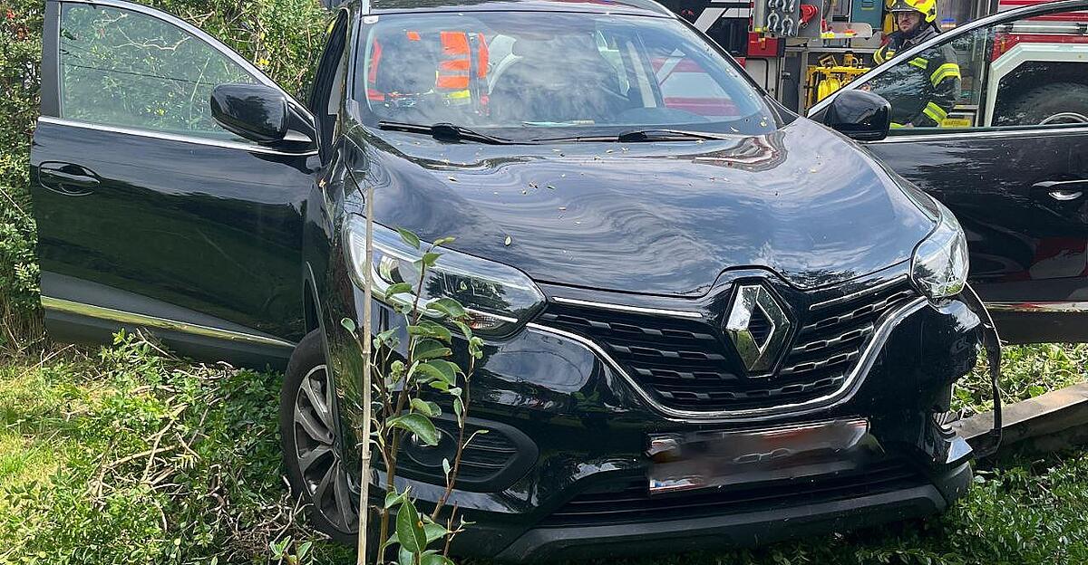 traun-auto-prallte-gegen-leitplanke-und-landete-in-garten